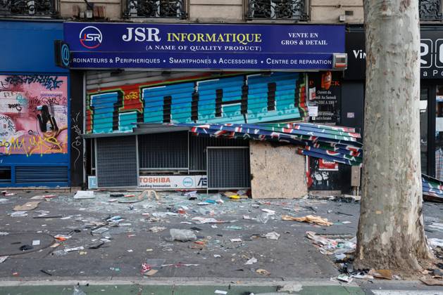 PARIS DAMAGE FROM THE OCTOBER 17, 2026 RIOTS PHOTOPQR LE PARISIEN Olivier Corsan Paris, October 18, 2026 Paris, France, October 18, 2026 This morning, Parisians and tourists discovered the damage and looting of stores that took place the previous day in the capital during the riots on the fringes of the October 17, 2026, demonstration organized by the Yellow Vests against the high cost of living and high school students demanding more resources for education, as seen here on Boulevard Magenta. Photo: LP Olivier Corsan. The day of mobilization on October 17 against the high cost of living was marked by scenes of urban guerrilla warfare and looting in many cities. The Prime Minister reported 1,200 arrests and 150 police officers and gendarme Copyright: xPHOTOPQR LExPARISIEN MAXPPPxOlivierxCorsanx 20261018LPA1160 20261018LPA1160