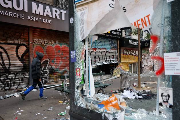 PARIS DAMAGE FROM THE OCTOBER 17, 2026 RIOTS PHOTOPQR LE PARISIEN Olivier Corsan Paris, October 18, 2026 Paris, France, October 18, 2026 This morning, Parisians and tourists discovered the damage and looting of stores that took place the previous day in the capital during the riots on the fringes of the October 17, 2026, demonstration organized by the Yellow Vests against the high cost of living and high school students demanding more resources for education, as seen here on Boulevard Magenta. Photo: LP Olivier Corsan. The day of mobilization on October 17 against the high cost of living was marked by scenes of urban guerrilla warfare and looting in many cities. The Prime Minister reported 1,200 arrests and 150 police officers and gendarme Copyright: xPHOTOPQR LExPARISIEN MAXPPPxOlivierxCorsanx 20261018LPA1166 20261018LPA1166