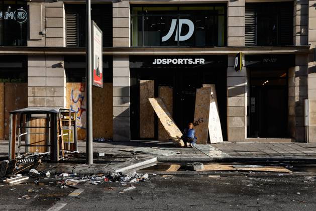 PARIS DAMAGE FROM THE OCTOBER 17, 2026 RIOTS PHOTOPQR LE PARISIEN Olivier Corsan Paris, October 18, 2026 Paris, France, October 18, 2026 Parisians and tourists woke up this morning to find the damage and looting of stores that had taken place the previous day in the capital during the riots on the fringes of the October 17, 2026, demonstration organized by the Yellow Vests against the high cost of living and high school students demanding more resources for education, as seen here on Rue de Rivoli in front of the JD SPORTS store. Photo: LP Olivier Corsan. The day of mobilization on October 17 against the high cost of living was marked by scenes of urban guerrilla warfare and looting in many cities. The Prime Minister reported 1,200 arrests Copyright: xPHOTOPQR LExPARISIEN MAXPPPxOlivierxCorsanx 20261018LPA1129 20261018LPA1129