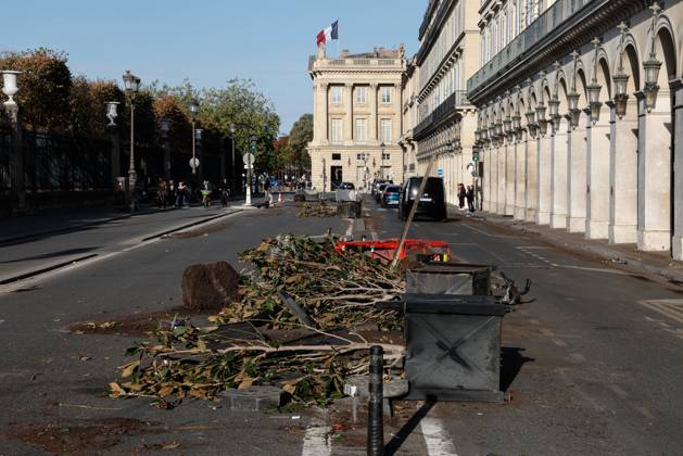 PARIS DAMAGE FROM THE OCTOBER 17, 2026 RIOTS PHOTOPQR LE PARISIEN Olivier Corsan Paris, October 18, 2026 Paris, France, October 18, 2026 Parisians and tourists woke up this morning to find the damage and looting of stores that had taken place the previous day in the capital during the riots that broke out on the sidelines of the October 17, 2026, demonstration organized by the Yellow Vests against the high cost of living and high school students demanding more resources for education, as seen here on Rue de Rivoli. Photo: LP Olivier Corsan. The day of mobilization on October 17 against the high cost of living was marked by scenes of urban guerrilla warfare and looting in many cities. The Prime Minister reported 1,200 arrests and 150 police Copyright: xPHOTOPQR LExPARISIEN MAXPPPxOlivierxCorsanx 20261018LPA1134 20261018LPA1134