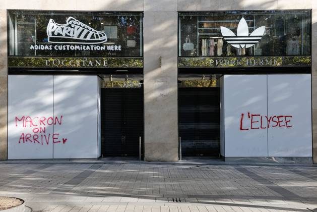 PARIS DAMAGE FROM THE OCTOBER 17, 2026 RIOTS PHOTOPQR LE PARISIEN Olivier Corsan Paris, October 18, 2026 Paris, France, October 18, 2026 This morning, Parisians and tourists discovered the damage and looting of stores that took place the previous day in the capital during the riots that broke out on the sidelines of the October 17, 2026, demonstration organized by the Yellow Vests against the high cost of living and high school students demanding more resources for education, as seen here on the Avenue des Champs-Élysées at the Adidas store. Photo: LP Olivier Corsan. The day of mobilization on October 17 against the high cost of living was marked by scenes of urban guerrilla warfare and looting in many cities. The Prime Minister reported 1 Copyright: xPHOTOPQR LExPARISIEN MAXPPPxOlivierxCorsanx 20261018LPA1142 20261018LPA1142