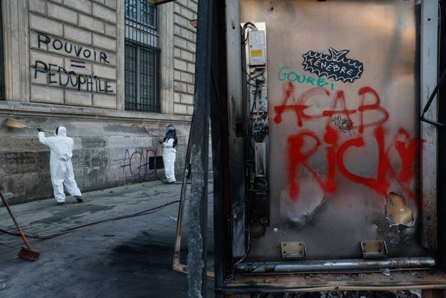 PARIS DAMAGE FROM THE OCTOBER 17, 2026 RIOTS PHOTOPQR LE PARISIEN Olivier Corsan Paris, October 18, 2026 Paris, France, October 18, 2026 This morning, Parisians and tourists discovered the damage and looting of stores that took place the previous day in the capital during the riots that broke out on the sidelines of the October 17, 2026, demonstration organized by the Yellow Vests against the high cost of living and high school students demanding more resources for education, as seen here at Place de la République. Photo: LP Olivier Corsan. The day of mobilization on October 17 against the high cost of living was marked by scenes of urban guerrilla warfare and looting in many cities. The Prime Minister reported 1,200 arrests and 150 police Copyright: xPHOTOPQR LExPARISIEN MAXPPPxOlivierxCorsanx 20261018LPA1174 20261018LPA1174