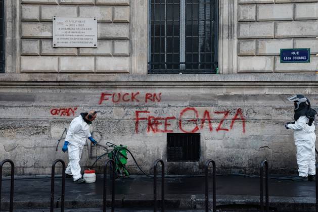 PARIS DAMAGE FROM THE OCTOBER 17, 2026 RIOTS PHOTOPQR LE PARISIEN Olivier Corsan Paris, October 18, 2026 Paris, France, October 18, 2026 This morning, Parisians and tourists discovered the damage and looting of stores that took place the previous day in the capital during the riots that broke out on the sidelines of the October 17, 2026, demonstration organized by the Yellow Vests against the high cost of living and high school students demanding more resources for education, as seen here at Place de la République. Photo: LP Olivier Corsan. The day of mobilization on October 17 against the high cost of living was marked by scenes of urban guerrilla warfare and looting in many cities. The Prime Minister reported 1,200 arrests and 150 police Copyright: xPHOTOPQR LExPARISIEN MAXPPPxOlivierxCorsanx 20261018LPA1175 20261018LPA1175