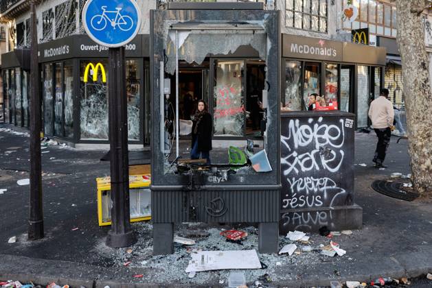 PARIS DAMAGE FROM THE OCTOBER 17, 2026 RIOTS PHOTOPQR LE PARISIEN Olivier Corsan Paris, October 18, 2026 Paris, France, October 18, 2026 This morning, Parisians and tourists discovered the damage and looting of stores that took place the previous day in the capital during the riots on the fringes of the October 17, 2026, demonstration organized by the Yellow Vests against the high cost of living and high school students demanding more resources for education, as seen here on Boulevard Sébastopol. Photo: LP Olivier Corsan. The day of mobilization on October 17 against the high cost of living was marked by scenes of urban guerrilla warfare and looting in many cities. The Prime Minister reported 1,200 arrests and 150 police officers and genda Copyright: xPHOTOPQR LExPARISIEN MAXPPPxOlivierxCorsanx 20261018LPA1183 20261018LPA1183