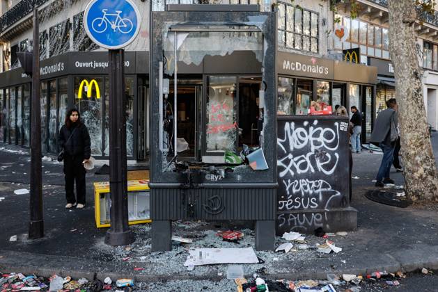 PARIS DAMAGE FROM THE OCTOBER 17, 2026 RIOTS PHOTOPQR LE PARISIEN Olivier Corsan Paris, October 18, 2026 Paris, France, October 18, 2026 This morning, Parisians and tourists discovered the damage and looting of stores that took place the previous day in the capital during the riots on the fringes of the October 17, 2026, demonstration organized by the Yellow Vests against the high cost of living and high school students demanding more resources for education, as seen here on Boulevard Sébastopol. Photo: LP Olivier Corsan. The day of mobilization on October 17 against the high cost of living was marked by scenes of urban guerrilla warfare and looting in many cities. The Prime Minister reported 1,200 arrests and 150 police officers and genda Copyright: xPHOTOPQR LExPARISIEN MAXPPPxOlivierxCorsanx 20261018LPA1188 20261018LPA1188