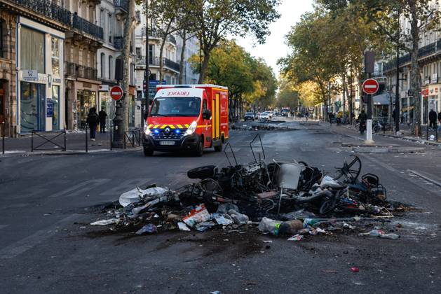 PARIS DAMAGE FROM THE OCTOBER 17, 2026 RIOTS PHOTOPQR LE PARISIEN Olivier Corsan Paris, October 18, 2026 Paris, France, October 18, 2026 This morning, Parisians and tourists discovered the damage and looting of stores that took place the previous day in the capital during the riots on the fringes of the October 17, 2026, demonstration organized by the Yellow Vests against the high cost of living and high school students demanding more resources for education, as seen here on Boulevard Sébastopol. Photo: LP Olivier Corsan. The day of mobilization on October 17 against the high cost of living was marked by scenes of urban guerrilla warfare and looting in many cities. The Prime Minister reported 1,200 arrests and 150 police officers and genda Copyright: xPHOTOPQR LExPARISIEN MAXPPPxOlivierxCorsanx 20261018LPA1191 20261018LPA1191