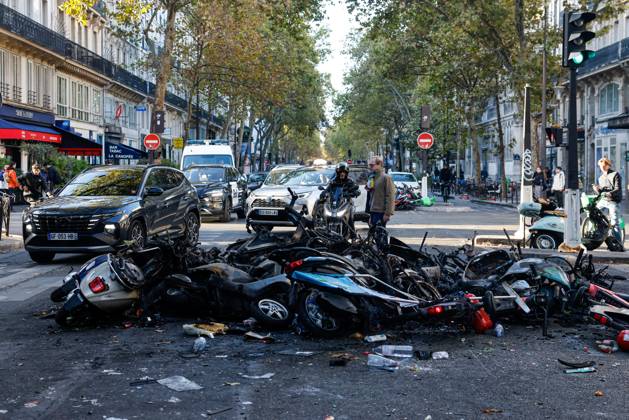 PARIS DAMAGE FROM THE OCTOBER 17, 2026 RIOTS PHOTOPQR LE PARISIEN Olivier Corsan Paris, October 18, 2026 Paris, France, October 18, 2026 This morning, Parisians and tourists discovered the damage and looting of stores that took place the previous day in the capital during the riots on the fringes of the October 17, 2026, demonstration organized by the Yellow Vests against the high cost of living and high school students demanding more resources for education, as seen here on Boulevard Sébastopol. Photo: LP Olivier Corsan. The day of mobilization on October 17 against the high cost of living was marked by scenes of urban guerrilla warfare and looting in many cities. The Prime Minister reported 1,200 arrests and 150 police officers and genda Copyright: xPHOTOPQR LExPARISIEN MAXPPPxOlivierxCorsanx 20261018LPA1194 20261018LPA1194