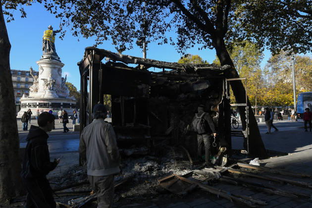 Images of the damage in the aftermath of the October 17, 2026, protests in Paris, at the Place de la République. The day after violent clashes between protesters and French police during the demonstration against the high cost of living in Paris, France, on October 18, 2026. Lionel Urman, Bestimage, Paris, France  Copyright: xLIONELxURMANxx xBESTIMAGExLIONELxURMANxx xBESTIMAGEx