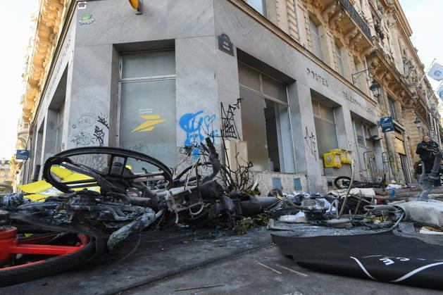 Images of the damage in the aftermath of the October 17, 2026, protests in Paris, Strasbourg-Saint-Denis. The day after violent clashes between protesters and French police during the demonstration against the high cost of living in Paris, France, on October 18, 2026. Lionel Urman, Bestimage, Paris, France  Copyright: xLIONELxURMANxx xBESTIMAGExLIONELxURMANxx xBESTIMAGEx