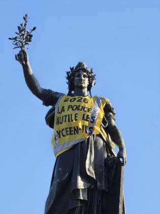 Aftermath of clashes during nationwide protests in Paris PARIS, FRANCE - OCTOBER 18: A yellow vest is seen draped over the statue of Marianne (Monument a la Republique) on the Place de la Republique following clashes during nationwide protests against the high cost of living and rising fuel price on October 18, 2026 in Paris, France. Mustafa Yalcin Anadolu Paris France. Editorial use only. Please get in touch for any other usage.  Copyright: x2026xAnadoluxMustafaxYalcinx