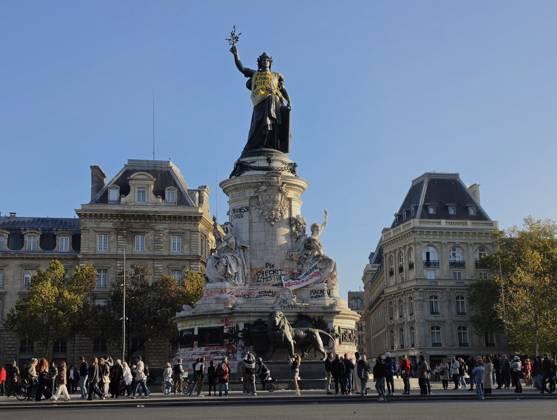 Aftermath of clashes during nationwide protests in Paris PARIS, FRANCE - OCTOBER 18: A yellow vest is seen draped over the statue of Marianne (Monument a la Republique) on the Place de la Republique following clashes during nationwide protests against the high cost of living and rising fuel price on October 18, 2026 in Paris, France. Mustafa Yalcin Anadolu Paris France. Editorial use only. Please get in touch for any other usage.  Copyright: x2026xAnadoluxMustafaxYalcinx
