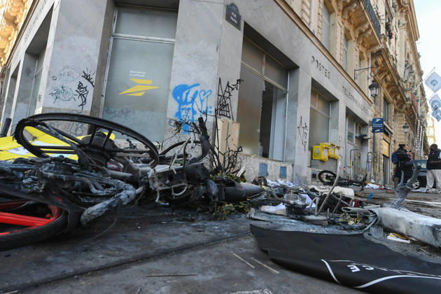 October 17 Protest in Paris: The Day After Strasbourg-Saint-Denis Violent clashes broke out between protesters and French police during the demonstration against the high cost of living in Paris, France, on October 18, 2026 460560 2026 10 18 Paris France  Copyright: xL.Urmanx xStarfacex STAR_460560_050