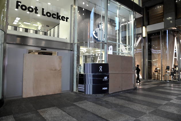 IPA89854746 - Milan, October 18, 2026 Damage caused during the protest by activists on Saturday evening at Foot Luker on Corso Vittorio Emanuele  Copyright: xMaurizioxMaulex xMaurizioxMaulex IPA89854746