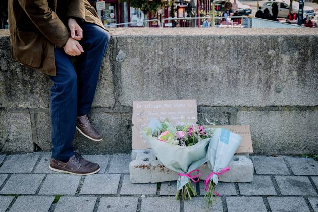 THE DAY AFTER THE OCTOBER 17 PROTESTS PHOTOPQR POPULAIRE DU CENTRE Elise CABANE October 18, 2026 An impromptu floral memorial the day after the fire at Limoges City Hall during the demonstration held on October 17, 2026 in Limoges, Haute-Vienne, Nouvelle-Aquitaine, France, on October 18, 2026. The image shows an improvised floral memorial the day after the fire at Limoges City Hall, which occurred during the October 17 demonstration in Limoges, Haute-Vienne, in the Nouvelle-Aquitaine region of France, on October 18, 2026. The day of mobilization on October 17 against the high cost of living was marked by scenes of urban guerrilla warfare and looting in many cities across France Copyright: xPHOTOPQR POPULAIRExDUxCENTRE MAXxElisexCABANEx 20261018POP1406 20261018POP1406