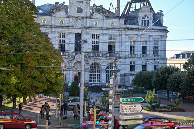 THE DAY AFTER THE OCTOBER 17 PROTESTS PHOTOPQR POPULAIRE DU CENTRE Stéphane Lefèvre October 18, 2026 FIRE AT LIMOGES CITY HALL RIOT PROTEST IN LIMOGES ON OCTOBER 18, 2026 PHOTO BY STEPHANE LEFEVRE The day of mobilization on October 17 against the high cost of living was marked by scenes of urban guerrilla warfare and looting in many cities across France  Copyright: xPHOTOPQR POPULAIRExDUxCENTRE MAXxstephanexLefèvrex 20261018POP1431 20261018POP1431