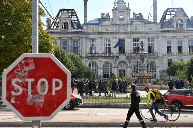 THE DAY AFTER THE OCTOBER 17 PROTESTS PHOTOPQR POPULAIRE DU CENTRE Stéphane Lefèvre October 18, 2026 FIRE AT LIMOGES CITY HALL RIOT PROTEST IN LIMOGES ON OCTOBER 18, 2026 PHOTO BY STEPHANE LEFEVRE The day of mobilization on October 17 against the high cost of living was marked by scenes of urban guerrilla warfare and looting in many cities across France  Copyright: xPHOTOPQR POPULAIRExDUxCENTRE MAXxstephanexLefèvrex 20261018POP1442 20261018POP1442