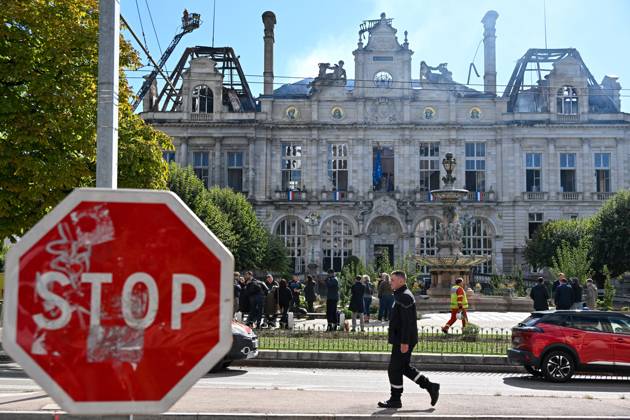 THE DAY AFTER THE OCTOBER 17 PROTESTS PHOTOPQR POPULAIRE DU CENTRE Stéphane Lefèvre October 18, 2026 FIRE AT LIMOGES CITY HALL RIOT PROTEST IN LIMOGES ON OCTOBER 18, 2026 PHOTO BY STEPHANE LEFEVRE The day of mobilization on October 17 against the high cost of living was marked by scenes of urban guerrilla warfare and looting in many cities across France  Copyright: xPHOTOPQR POPULAIRExDUxCENTRE MAXxstephanexLefèvrex 20261018POP1444 20261018POP1444