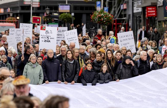 UTRECHT - Participants during a so-called funeral procession to draw attention to the deadly violence against children in Gaza. ROBIN VAN LONKHUIJSEN ANP netherlands out - belgium out  Copyright: xx x572838824x originalFilename: 572838824.jpg