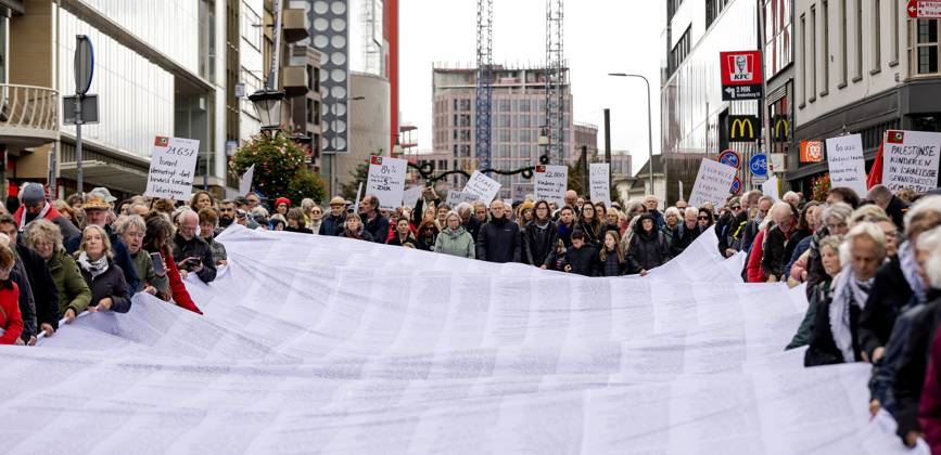 UTRECHT - Participants during a so-called funeral procession to draw attention to the deadly violence against children in Gaza. ROBIN VAN LONKHUIJSEN ANP netherlands out - belgium out  Copyright: xx x572838877x originalFilename: 572838877.jpg