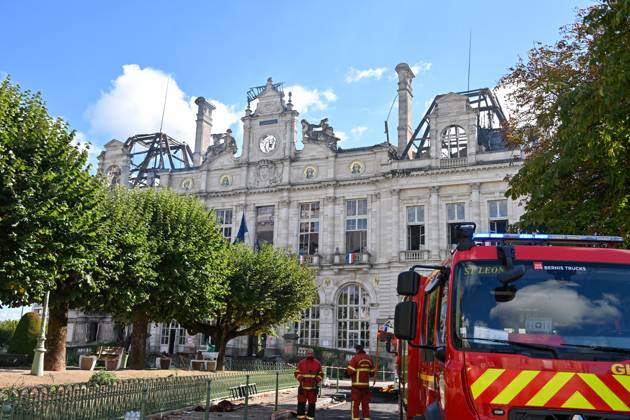 THE DAY AFTER THE OCTOBER 17 PROTESTS PHOTOPQR POPULAIRE DU CENTRE Stéphane Lefèvre October 18, 2026 FIRE AT LIMOGES CITY HALL RIOT PROTEST IN LIMOGES ON OCTOBER 18, 2026 PHOTO BY STEPHANE LEFEVRE The day of mobilization on October 17 against the high cost of living was marked by scenes of urban guerrilla warfare and looting in many cities across France  Copyright: xPHOTOPQR POPULAIRExDUxCENTRE MAXxstephanexLefèvrex 20261018POP1447 20261018POP1447