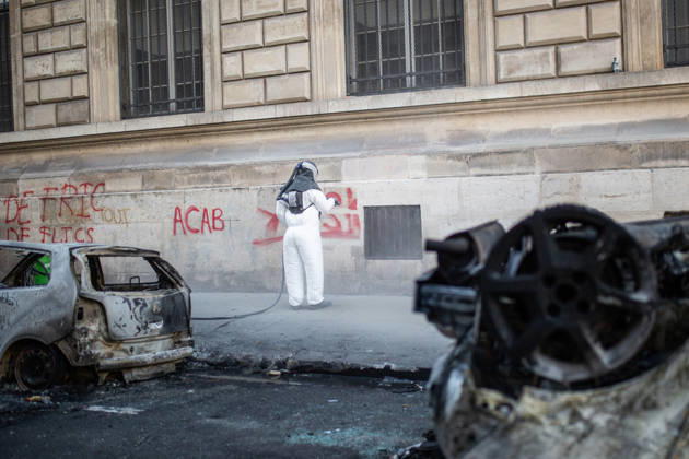 Aftermath of clashes during nationwide protests in Paris PARIS, FRANCE - OCTOBER 18: A worker tries to remove graffiti on a building after a day of violent clashes between police and protesters amid a nationwide mobilisation over rising living costs, fuel prices and education funding in Paris, France, on October 18, 2026. Hesham Elsherif Anadolu Paris France. Editorial use only. Please get in touch for any other usage.  Copyright: x2026xAnadoluxHeshamxElsherifx