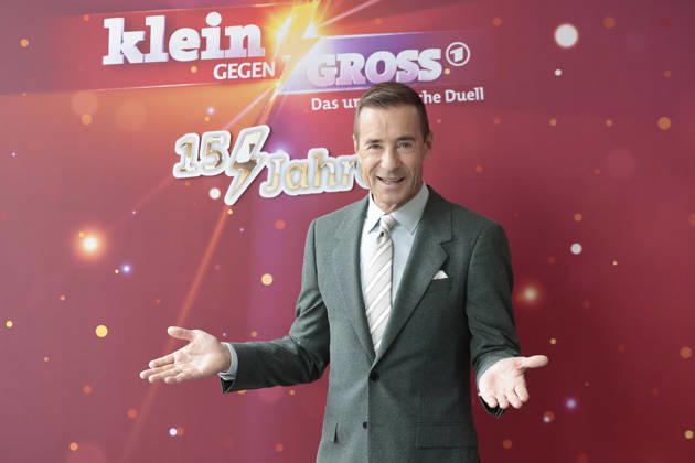 Kai Pflaume at the photo call for the 15th-anniversary episode of the ARD show *Klein gegen Gross: Das unglaubliche Duell* on October 18, 2026, in Berlin. Kai Pflaume attends the photo call for the 15th-anniversary episode of the ARD show *Klein gegen Gross: Das unglaublichehe Duell on October 18, 2026, in Berlin, Germany. 15th-anniversary photo call for Kle
