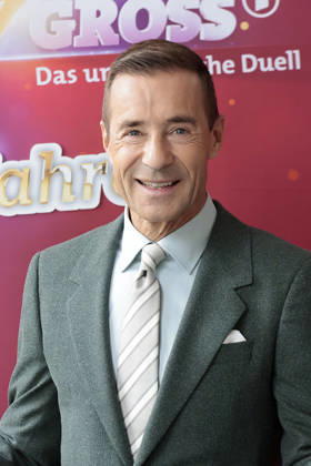 Kai Pflaume at the photo call for the 15th-anniversary episode of the ARD show *Klein gegen Gross: Das unglaubliche Duell* on October 18, 2026, in Berlin. Kai Pflaume attends the photo call for the 15th-anniversary episode of the ARD show *Klein gegen Gross: Das unglaublichehe Duell on October 18, 2026, in Berlin, Germany. 15th-anniversary photo call for Kle