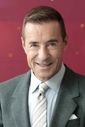 Kai Pflaume at the photo call for the 15th-anniversary episode of the ARD show *Klein gegen Gross: Das unglaubliche Duell* on October 18, 2026, in Berlin. Kai Pflaume attends the photo call for the 15th-anniversary episode of the ARD show *Klein gegen Gross: Das unglaublichehe Duell on October 18, 2026, in Berlin, Germany. 15th-anniversary photo call for Kle