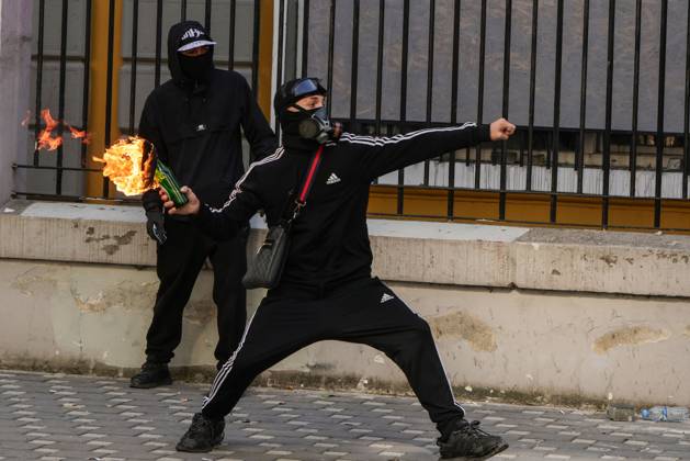 News Bilder des Tages October 18, 2026, Tirana, Albania: TIRANA, ALBANIA, OCTOBER 18, 2026: Demonstrators clash with riot police outside the Ministry of Education in Tirana as student-led anti-government protests continue for a sixth consecutive day. Protesters throw stones while police respond with tear gas, water cannons and rubber bullets. The demonstrations demand improved university conditions and the resignation of Prime Minister Edi Rama. Tirana Albania  - ZUMAq101 20261018_zna_q101_063 Copyright: xVlasovxSulajx