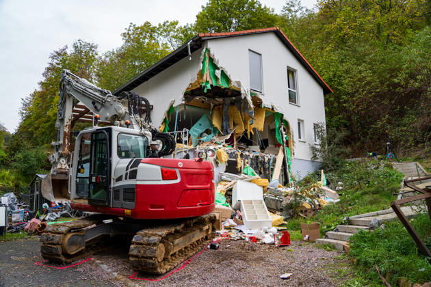 Bagger beschädigt Wohnhaus in Bonsweiher 44-Jähriger festgenommen Am Sonntagmorgen (18. Oktober) hat ein 44-jähriger Mann mit einem Bagger ein Wohnhaus in der Alten Landstraße beschädigt. Dabei stürzte ein Teil der Fassade ein. Gegen 9.40 Uhr alarmierte eine Bewohnerin die Polizei, nachdem sie beobachtet hatte, wie der Mann mit der Baggerschaufel gegen die Hauswand fuhr. Hierdurch entstand erheblicher Schaden an dem Gebäude. Die Bewohner konnten das Haus rechtzeitig verlassen und blieben unverletzt. Die Polizei nahm den 44-jährigen Tatverdächtigen noch vor Ort fest. Aufgrund seines Gesundheitszustands wurde er anschließend in eine Fachklinik eingeliefert. Neben der Polizei waren auch die Feuerwehr und der Rettungsdienst im Ein