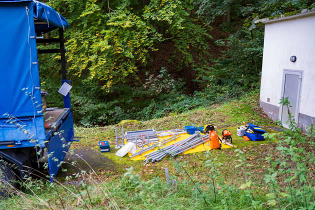 Bagger beschädigt Wohnhaus in Bonsweiher 44-Jähriger festgenommen Am Sonntagmorgen (18. Oktober) hat ein 44-jähriger Mann mit einem Bagger ein Wohnhaus in der Alten Landstraße beschädigt. Dabei stürzte ein Teil der Fassade ein. Gegen 9.40 Uhr alarmierte eine Bewohnerin die Polizei, nachdem sie beobachtet hatte, wie der Mann mit der Baggerschaufel gegen die Hauswand fuhr. Hierdurch entstand erheblicher Schaden an dem Gebäude. Die Bewohner konnten das Haus rechtzeitig verlassen und blieben unverletzt. Die Polizei nahm den 44-jährigen Tatverdächtigen noch vor Ort fest. Aufgrund seines Gesundheitszustands wurde er anschließend in eine Fachklinik eingeliefert. Neben der Polizei waren auch die Feuerwehr und der Rettungsdienst im Ein