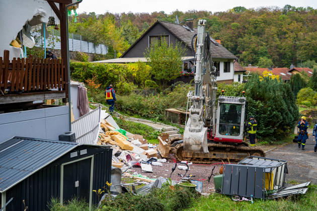 Bagger beschädigt Wohnhaus in Bonsweiher 44-Jähriger festgenommen Am Sonntagmorgen (18. Oktober) hat ein 44-jähriger Mann mit einem Bagger ein Wohnhaus in der Alten Landstraße beschädigt. Dabei stürzte ein Teil der Fassade ein. Gegen 9.40 Uhr alarmierte eine Bewohnerin die Polizei, nachdem sie beobachtet hatte, wie der Mann mit der Baggerschaufel gegen die Hauswand fuhr. Hierdurch entstand erheblicher Schaden an dem Gebäude. Die Bewohner konnten das Haus rechtzeitig verlassen und blieben unverletzt. Die Polizei nahm den 44-jährigen Tatverdächtigen noch vor Ort fest. Aufgrund seines Gesundheitszustands wurde er anschließend in eine Fachklinik eingeliefert. Neben der Polizei waren auch die Feuerwehr und der Rettungsdienst im Ein