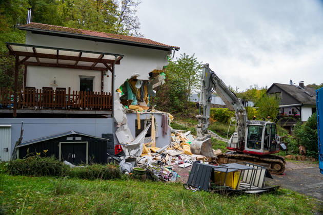 Bagger beschädigt Wohnhaus in Bonsweiher 44-Jähriger festgenommen Am Sonntagmorgen (18. Oktober) hat ein 44-jähriger Mann mit einem Bagger ein Wohnhaus in der Alten Landstraße beschädigt. Dabei stürzte ein Teil der Fassade ein. Gegen 9.40 Uhr alarmierte eine Bewohnerin die Polizei, nachdem sie beobachtet hatte, wie der Mann mit der Baggerschaufel gegen die Hauswand fuhr. Hierdurch entstand erheblicher Schaden an dem Gebäude. Die Bewohner konnten das Haus rechtzeitig verlassen und blieben unverletzt. Die Polizei nahm den 44-jährigen Tatverdächtigen noch vor Ort fest. Aufgrund seines Gesundheitszustands wurde er anschließend in eine Fachklinik eingeliefert. Neben der Polizei waren auch die Feuerwehr und der Rettungsdienst im Ein
