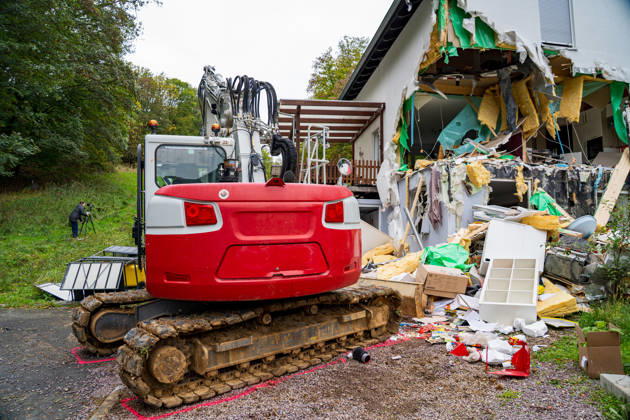 Bagger beschädigt Wohnhaus in Bonsweiher 44-Jähriger festgenommen Am Sonntagmorgen (18. Oktober) hat ein 44-jähriger Mann mit einem Bagger ein Wohnhaus in der Alten Landstraße beschädigt. Dabei stürzte ein Teil der Fassade ein. Gegen 9.40 Uhr alarmierte eine Bewohnerin die Polizei, nachdem sie beobachtet hatte, wie der Mann mit der Baggerschaufel gegen die Hauswand fuhr. Hierdurch entstand erheblicher Schaden an dem Gebäude. Die Bewohner konnten das Haus rechtzeitig verlassen und blieben unverletzt. Die Polizei nahm den 44-jährigen Tatverdächtigen noch vor Ort fest. Aufgrund seines Gesundheitszustands wurde er anschließend in eine Fachklinik eingeliefert. Neben der Polizei waren auch die Feuerwehr und der Rettungsdienst im Ein