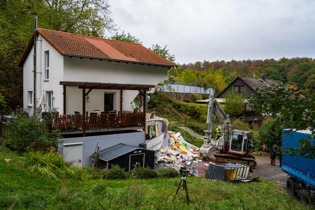 Bagger beschädigt Wohnhaus in Bonsweiher 44-Jähriger festgenommen Am Sonntagmorgen (18. Oktober) hat ein 44-jähriger Mann mit einem Bagger ein Wohnhaus in der Alten Landstraße beschädigt. Dabei stürzte ein Teil der Fassade ein. Gegen 9.40 Uhr alarmierte eine Bewohnerin die Polizei, nachdem sie beobachtet hatte, wie der Mann mit der Baggerschaufel gegen die Hauswand fuhr. Hierdurch entstand erheblicher Schaden an dem Gebäude. Die Bewohner konnten das Haus rechtzeitig verlassen und blieben unverletzt. Die Polizei nahm den 44-jährigen Tatverdächtigen noch vor Ort fest. Aufgrund seines Gesundheitszustands wurde er anschließend in eine Fachklinik eingeliefert. Neben der Polizei waren auch die Feuerwehr und der Rettungsdienst im Ein
