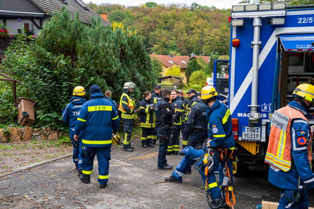 Bagger beschädigt Wohnhaus in Bonsweiher 44-Jähriger festgenommen Am Sonntagmorgen (18. Oktober) hat ein 44-jähriger Mann mit einem Bagger ein Wohnhaus in der Alten Landstraße beschädigt. Dabei stürzte ein Teil der Fassade ein. Gegen 9.40 Uhr alarmierte eine Bewohnerin die Polizei, nachdem sie beobachtet hatte, wie der Mann mit der Baggerschaufel gegen die Hauswand fuhr. Hierdurch entstand erheblicher Schaden an dem Gebäude. Die Bewohner konnten das Haus rechtzeitig verlassen und blieben unverletzt. Die Polizei nahm den 44-jährigen Tatverdächtigen noch vor Ort fest. Aufgrund seines Gesundheitszustands wurde er anschließend in eine Fachklinik eingeliefert. Neben der Polizei waren auch die Feuerwehr und der Rettungsdienst im Ein