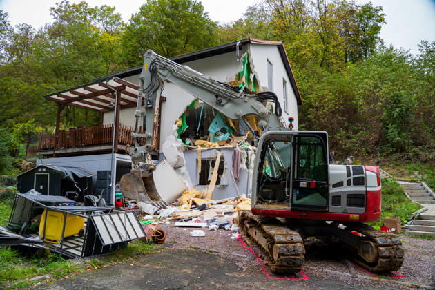 Bagger beschädigt Wohnhaus in Bonsweiher 44-Jähriger festgenommen Am Sonntagmorgen (18. Oktober) hat ein 44-jähriger Mann mit einem Bagger ein Wohnhaus in der Alten Landstraße beschädigt. Dabei stürzte ein Teil der Fassade ein. Gegen 9.40 Uhr alarmierte eine Bewohnerin die Polizei, nachdem sie beobachtet hatte, wie der Mann mit der Baggerschaufel gegen die Hauswand fuhr. Hierdurch entstand erheblicher Schaden an dem Gebäude. Die Bewohner konnten das Haus rechtzeitig verlassen und blieben unverletzt. Die Polizei nahm den 44-jährigen Tatverdächtigen noch vor Ort fest. Aufgrund seines Gesundheitszustands wurde er anschließend in eine Fachklinik eingeliefert. Neben der Polizei waren auch die Feuerwehr und der Rettungsdienst im Ein