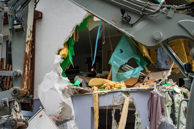 Bagger beschädigt Wohnhaus in Bonsweiher 44-Jähriger festgenommen Am Sonntagmorgen (18. Oktober) hat ein 44-jähriger Mann mit einem Bagger ein Wohnhaus in der Alten Landstraße beschädigt. Dabei stürzte ein Teil der Fassade ein. Gegen 9.40 Uhr alarmierte eine Bewohnerin die Polizei, nachdem sie beobachtet hatte, wie der Mann mit der Baggerschaufel gegen die Hauswand fuhr. Hierdurch entstand erheblicher Schaden an dem Gebäude. Die Bewohner konnten das Haus rechtzeitig verlassen und blieben unverletzt. Die Polizei nahm den 44-jährigen Tatverdächtigen noch vor Ort fest. Aufgrund seines Gesundheitszustands wurde er anschließend in eine Fachklinik eingeliefert. Neben der Polizei waren auch die Feuerwehr und der Rettungsdienst im Ein