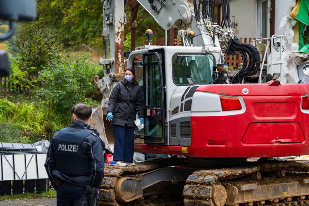 Bagger beschädigt Wohnhaus in Bonsweiher 44-Jähriger festgenommen Am Sonntagmorgen (18. Oktober) hat ein 44-jähriger Mann mit einem Bagger ein Wohnhaus in der Alten Landstraße beschädigt. Dabei stürzte ein Teil der Fassade ein. Gegen 9.40 Uhr alarmierte eine Bewohnerin die Polizei, nachdem sie beobachtet hatte, wie der Mann mit der Baggerschaufel gegen die Hauswand fuhr. Hierdurch entstand erheblicher Schaden an dem Gebäude. Die Bewohner konnten das Haus rechtzeitig verlassen und blieben unverletzt. Die Polizei nahm den 44-jährigen Tatverdächtigen noch vor Ort fest. Aufgrund seines Gesundheitszustands wurde er anschließend in eine Fachklinik eingeliefert. Neben der Polizei waren auch die Feuerwehr und der Rettungsdienst im Ein