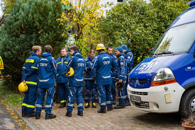 Bagger beschädigt Wohnhaus in Bonsweiher 44-Jähriger festgenommen Am Sonntagmorgen (18. Oktober) hat ein 44-jähriger Mann mit einem Bagger ein Wohnhaus in der Alten Landstraße beschädigt. Dabei stürzte ein Teil der Fassade ein. Gegen 9.40 Uhr alarmierte eine Bewohnerin die Polizei, nachdem sie beobachtet hatte, wie der Mann mit der Baggerschaufel gegen die Hauswand fuhr. Hierdurch entstand erheblicher Schaden an dem Gebäude. Die Bewohner konnten das Haus rechtzeitig verlassen und blieben unverletzt. Die Polizei nahm den 44-jährigen Tatverdächtigen noch vor Ort fest. Aufgrund seines Gesundheitszustands wurde er anschließend in eine Fachklinik eingeliefert. Neben der Polizei waren auch die Feuerwehr und der Rettungsdienst im Ein