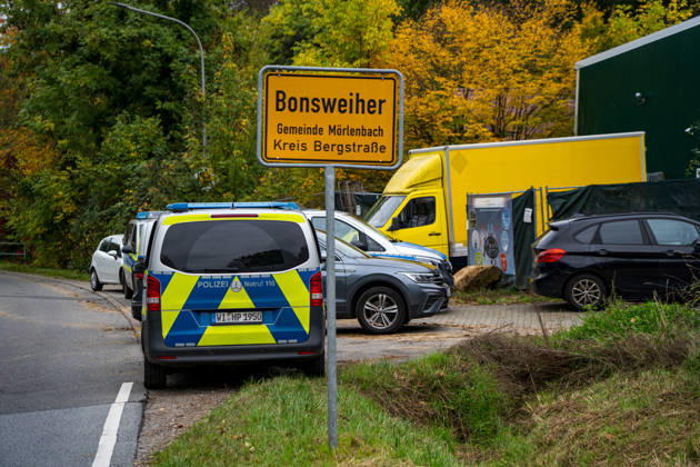 Bagger beschädigt Wohnhaus in Bonsweiher 44-Jähriger festgenommen Am Sonntagmorgen (18. Oktober) hat ein 44-jähriger Mann mit einem Bagger ein Wohnhaus in der Alten Landstraße beschädigt. Dabei stürzte ein Teil der Fassade ein. Gegen 9.40 Uhr alarmierte eine Bewohnerin die Polizei, nachdem sie beobachtet hatte, wie der Mann mit der Baggerschaufel gegen die Hauswand fuhr. Hierdurch entstand erheblicher Schaden an dem Gebäude. Die Bewohner konnten das Haus rechtzeitig verlassen und blieben unverletzt. Die Polizei nahm den 44-jährigen Tatverdächtigen noch vor Ort fest. Aufgrund seines Gesundheitszustands wurde er anschließend in eine Fachklinik eingeliefert. Neben der Polizei waren auch die Feuerwehr und der Rettungsdienst im Ein