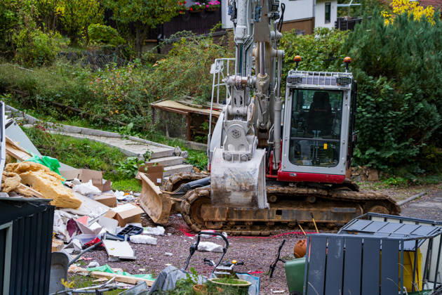 Bagger beschädigt Wohnhaus in Bonsweiher 44-Jähriger festgenommen Am Sonntagmorgen (18. Oktober) hat ein 44-jähriger Mann mit einem Bagger ein Wohnhaus in der Alten Landstraße beschädigt. Dabei stürzte ein Teil der Fassade ein. Gegen 9.40 Uhr alarmierte eine Bewohnerin die Polizei, nachdem sie beobachtet hatte, wie der Mann mit der Baggerschaufel gegen die Hauswand fuhr. Hierdurch entstand erheblicher Schaden an dem Gebäude. Die Bewohner konnten das Haus rechtzeitig verlassen und blieben unverletzt. Die Polizei nahm den 44-jährigen Tatverdächtigen noch vor Ort fest. Aufgrund seines Gesundheitszustands wurde er anschließend in eine Fachklinik eingeliefert. Neben der Polizei waren auch die Feuerwehr und der Rettungsdienst im Ein