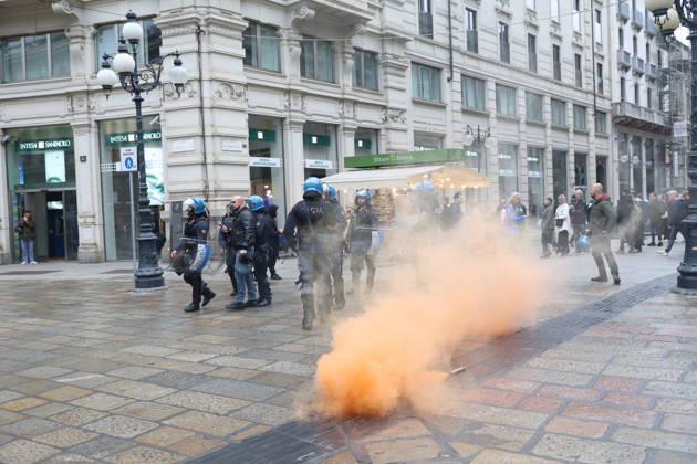 RECORD DATE NOT STATED IPA89860606 - Milan: Clashes and looting by hooded youths continued in the city center the day after the demonstration on Saturday, the 17th; many hooded individuals were detained and taken to police headquarters.  Copyright: xx xFrancescoxEnriquezx IPA89860606.jpeg