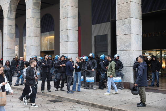 RECORD DATE NOT STATED IPA89860586 - Milan: Clashes and looting by hooded youths continued in the city center the day after the demonstration on Saturday, the 17th; many hooded individuals were detained and taken to police headquarters.  Copyright: xx xFrancescoxEnriquezx IPA89860586.jpeg
