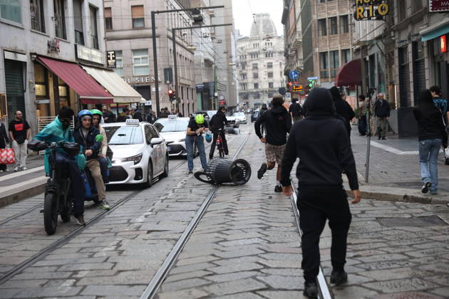 RECORD DATE NOT STATED IPA89860594 - Milan: Clashes and looting by hooded youths continued in the city center the day after the demonstration on Saturday, the 17th; many hooded individuals were detained and taken to police headquarters.  Copyright: xx xFrancescoxEnriquezx IPA89860594.jpeg