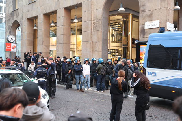 RECORD DATE NOT STATED IPA89860580 - Milan: Clashes and looting by hooded youths continued in the city center the day after the demonstration on Saturday, the 17th; many hooded individuals were detained and taken to police headquarters.  Copyright: xx xFrancescoxEnriquezx IPA89860580.jpeg