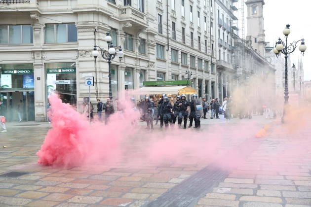 RECORD DATE NOT STATED IPA89860604 - Milan: Clashes and looting by hooded youths continued in the city center the day after the demonstration on Saturday, the 17th; many hooded individuals were detained and taken to police headquarters.  Copyright: xx xFrancescoxEnriquezx IPA89860604.jpeg