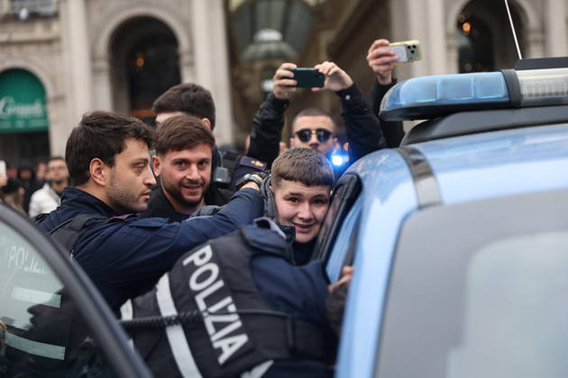 RECORD DATE NOT STATED IPA89860622 - Milan: Clashes and looting by hooded youths continued in the city center the day after the demonstration on Saturday, the 17th; many hooded individuals were detained and taken to police headquarters.  Copyright: xx xFrancescoxEnriquezx IPA89860622.jpeg