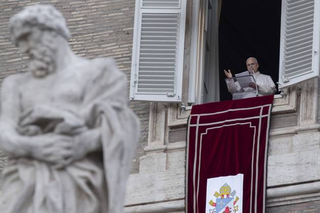 October 18, 2026, Vatican City, Vatican: Pope Leo XIV, one day after his return from the Gemelli hospital for lung surgery, recites his traditional Angelus prayer from his study overlooking St. Peter s Square in the Vatican..Pope Leo XIV during Sunday Angelus Prayer in Vatican Vatican City Vatican  - ZUMAs197 20261018_aaa_s197_003 Copyright: xMariaxGraziaxPicciarellax