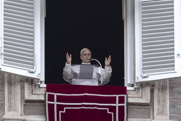 October 18, 2026, Vatican City, Vatican: Pope Leo XIV, one day after his return from the Gemelli hospital for lung surgery, recites his traditional Angelus prayer from his study overlooking St. Peter s Square in the Vatican..Pope Leo XIV during Sunday Angelus Prayer in Vatican Vatican City Vatican  - ZUMAs197 20261018_aaa_s197_004 Copyright: xMariaxGraziaxPicciarellax